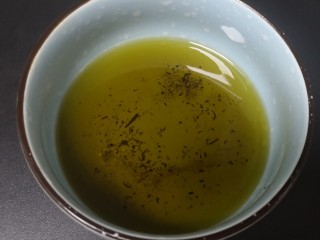 6、葱油蒸蟹,熬好的葱油色为绿色备用（可多做用于拌面拌菜都不错，下进水可以放几日）