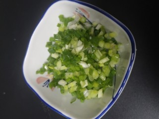 7、葱油蒸蟹,留的12颗葱切葱花（一分为二）