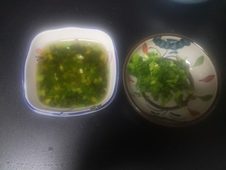 9、葱油蒸蟹,一半油泼葱花，一半葱花待用