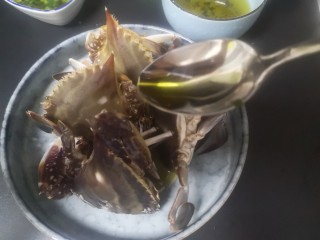 16、葱油蒸蟹,均匀从上方淋上熬制好葱油适量