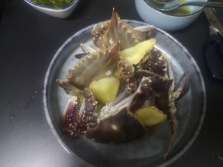 17、葱油蒸蟹,切3片姜片放于空隙上