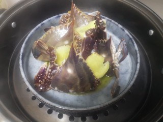 18、葱油蒸蟹,蒸锅热开上锅蒸10-12分钟成熟（）