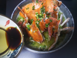 23、葱油蒸蟹,味美极生抽适星淋入，随着端走动自然的幌动均匀调味