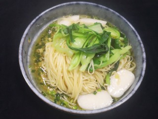 27、葱油蒸蟹,煮上面条蔬菜放入汁水拌着吃，有很浓郁的葱油香，觉得味不够可以稍加些调味，喜欢辣的还可以加辣酱，