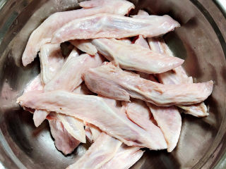 1、麻辣鸭翅,准备好鸭翅尖。