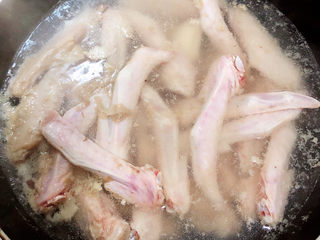 2、麻辣鸭翅,锅中倒入水，焯一下鸭翅尖。