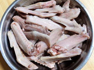 3、麻辣鸭翅,鸭翅尖焯好捞出，洗净待用。