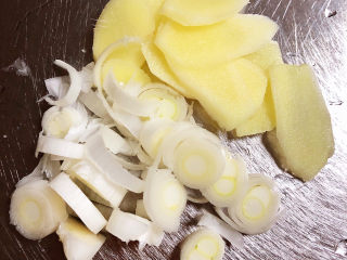 4、麻辣鸭翅,准备好葱姜。