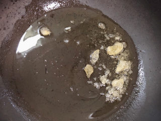 5、麻辣鸭翅,锅中倒入油，放入冰糖，慢慢熬化冰糖。