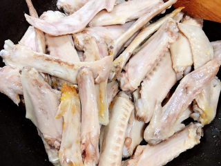 6、麻辣鸭翅,放入鸭翅，翻炒均匀。