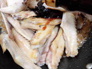 7、麻辣鸭翅,加入适量料酒、蚝油、生抽、酱油、盐。