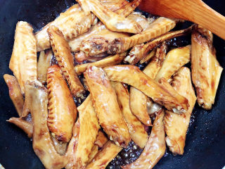 8、麻辣鸭翅,翻炒均匀，上色。