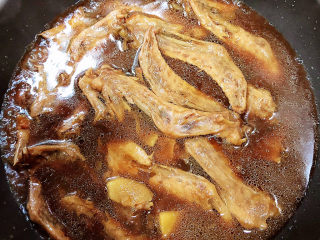 11、麻辣鸭翅,加入开水，煮开锅。慢炖30分钟。