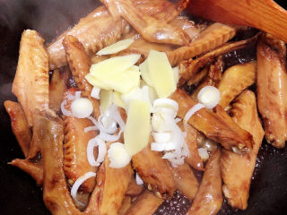 9、麻辣鸭翅,加入葱姜爆香。