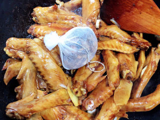 10、麻辣鸭翅,再加入盐、炖肉料包。