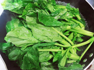 3、蚝油芥兰,锅中烧开水,放入芥兰焯一下。