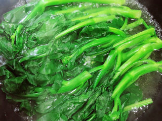 4、蚝油芥兰,开锅后,捞出芥兰。