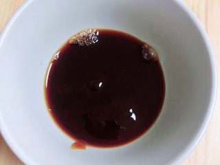 5、蚝油芥兰,准备酱汁,碗中放入盐、耗油、蒸鱼豆豉。