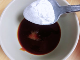 6、蚝油芥兰,再放入淀粉。