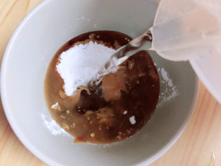 7、蚝油芥兰,倒入30ml水。