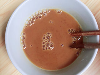 8、蚝油芥兰,将酱汁搅拌均匀。