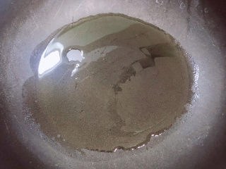 9、蚝油芥兰,锅中倒入油,加热至五成热。