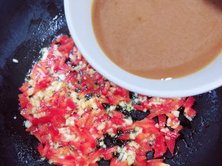 11、蚝油芥兰,倒入酱汁,搅拌均匀。