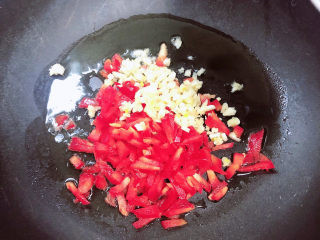 10、蚝油芥兰,放入红椒、蒜末煸香。