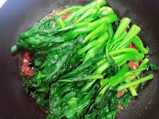 13、蚝油芥兰,放入芥兰,翻炒均匀。