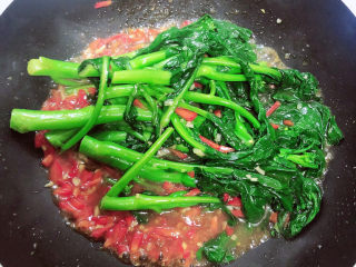 14、蚝油芥兰,芥兰入锅1分钟,翻炒均匀即可出锅了!