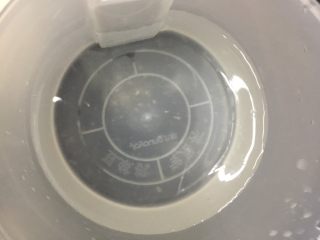 1、焦糖珍珠奶茶(健康自制),做之前先准备一大碗冷开水,放冰箱冷冻里冷冻