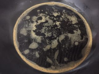 4、焦糖珍珠奶茶(健康自制),红糖水煮开后