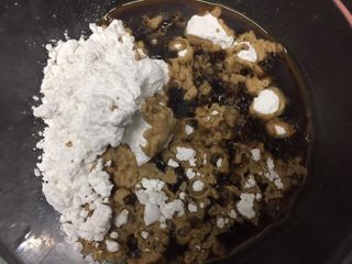 5、焦糖珍珠奶茶(健康自制),快速地一次性倒入装有木薯淀粉的大碗里