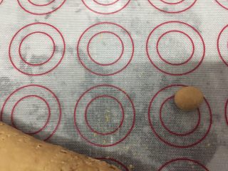 8、焦糖珍珠奶茶(健康自制),取一小块面,搓成圆形,大小自己喜欢