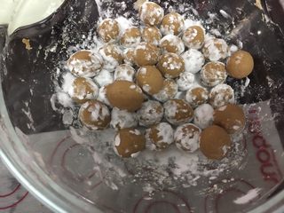 9、焦糖珍珠奶茶(健康自制),把搓好的珍珠放入放了木薯淀粉的碗里