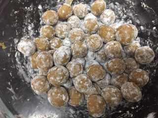 11、焦糖珍珠奶茶(健康自制),煮水的过程继续搓珍珠