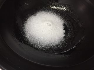 20、焦糖珍珠奶茶(健康自制),中小火烧热锅,锅热后转小火,放入砂糖