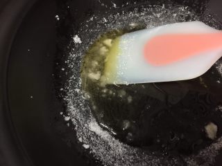 21、焦糖珍珠奶茶(健康自制),小火熬煮,期间要不停搅拌