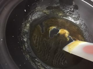 22、焦糖珍珠奶茶(健康自制),熬至颜色变深冒小泡泡