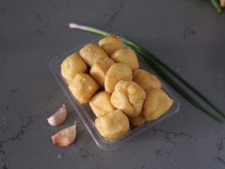 1、红烧油豆腐,材料准备好