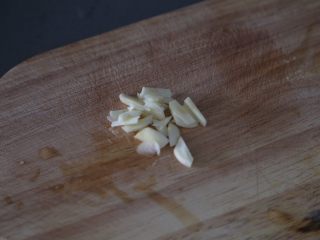 3、红烧油豆腐,蒜切碎末