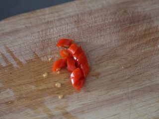 4、红烧油豆腐,小米辣切丁