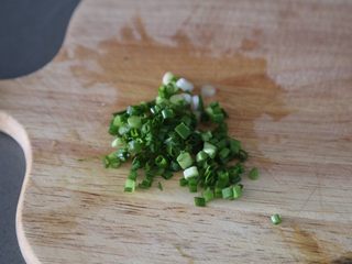 5、红烧油豆腐,葱切碎末