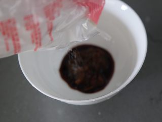 6、红烧油豆腐,碗里加入豆瓣酱、酱油和少许糖