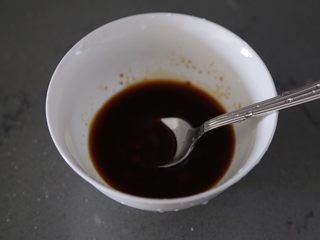 7、红烧油豆腐,加一点水调匀待用