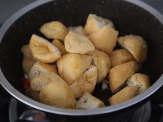 9、红烧油豆腐,加入油豆腐