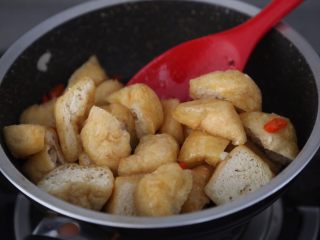 10、红烧油豆腐,翻炒至豆腐微软