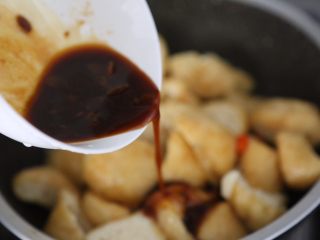 11、红烧油豆腐,倒入酱汁