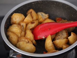 12、红烧油豆腐,翻炒均匀
