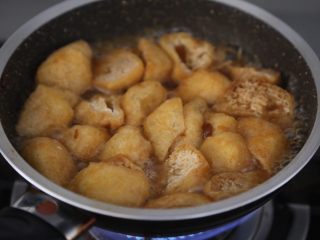 13、红烧油豆腐,加入水煮开后继续煮约2、3分钟